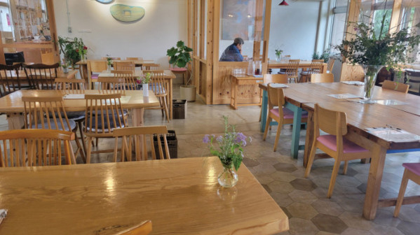 ▲식사를 할 수 있는 넓은 카페.(신미화 교수)