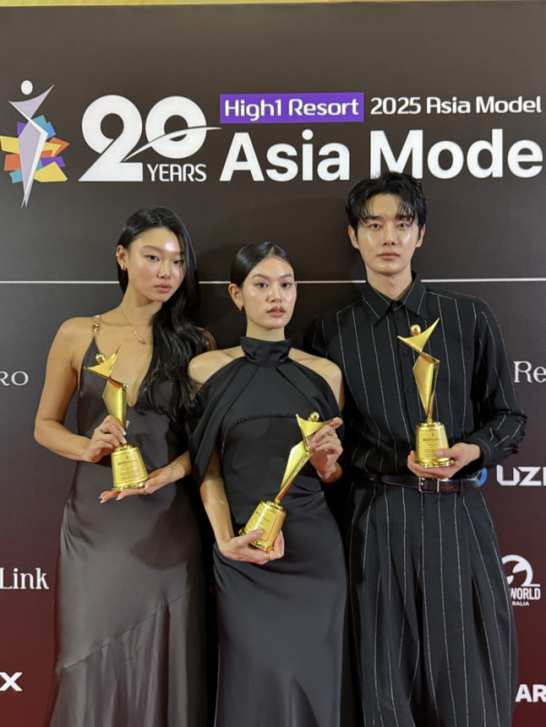 ▲아시아 모델 어워즈에서 수상한 케이플러스 모델 배윤영(왼쪽부터), 에리, 강희(사진제공=케이플러스)