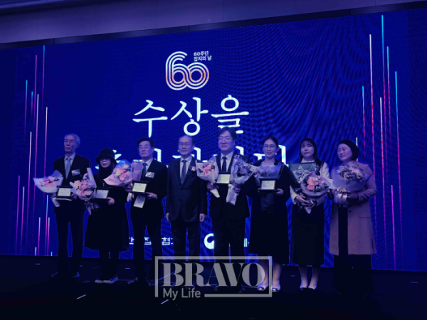 ▲31일 서울 영등포구 콘래드 서울 호텔에서 열린 ‘제60회 잡지의 날’ 기념식에서 기자상을 수상한 브라보 마이 라이프 전혜정 기자(오른쪽에서 세 번째), 손효정 기자(오른쪽에서 두 번째), 윤나래 기자(맨 오른쪽)가 기념 촬영을 하고 있다. 박지수 기자 jsp@