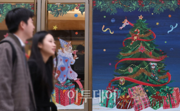 ▲31일 서울 중구 롯데백화점 본점 앞 명동 거리에서 관광객과 시민들이 화려한 크리스마스 장식 아래 연말 분위기를 즐기고 있다. 롯데백화점은 프랑스 일러스트레이터 나탈리 레테와 협업해 ‘스위트 홀리데이(Sweet Holidays)’를 주제로 크리스마스 장식을 선보이며 한 해의 위로와 응원의 메시지를 전했다. 고이란 기자 photoeran@