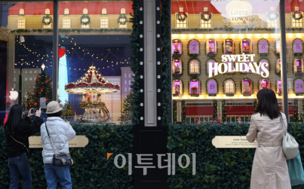 ▲31일 서울 중구 롯데백화점 본점 앞 명동 거리에서 관광객과 시민들이 화려한 크리스마스 장식 아래 연말 분위기를 즐기고 있다. 롯데백화점은 프랑스 일러스트레이터 나탈리 레테와 협업해 ‘스위트 홀리데이(Sweet Holidays)’를 주제로 크리스마스 장식을 선보이며 한 해의 위로와 응원의 메시지를 전했다. 고이란 기자 photoeran@