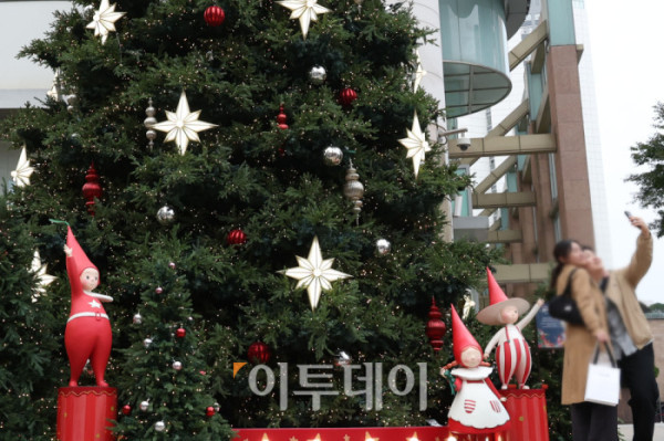 ▲31일 서울 중구 롯데백화점 본점 앞 명동 거리에서 관광객과 시민들이 화려한 크리스마스 장식 아래 연말 분위기를 즐기고 있다. 롯데백화점은 프랑스 일러스트레이터 나탈리 레테와 협업해 ‘스위트 홀리데이(Sweet Holidays)’를 주제로 크리스마스 장식을 선보이며 한 해의 위로와 응원의 메시지를 전했다. 고이란 기자 photoeran@