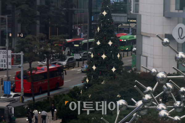 ▲31일 서울 중구 롯데백화점 본점 앞 명동 거리에서 관광객과 시민들이 화려한 크리스마스 장식 아래 연말 분위기를 즐기고 있다. 롯데백화점은 프랑스 일러스트레이터 나탈리 레테와 협업해 ‘스위트 홀리데이(Sweet Holidays)’를 주제로 크리스마스 장식을 선보이며 한 해의 위로와 응원의 메시지를 전했다. 고이란 기자 photoeran@