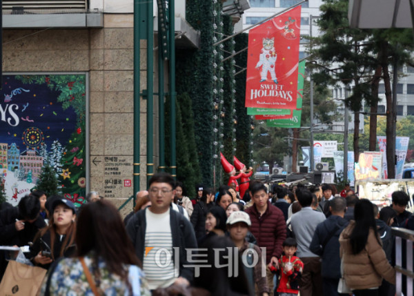 ▲31일 서울 중구 롯데백화점 본점 앞 명동 거리에서 관광객과 시민들이 화려한 크리스마스 장식 아래 연말 분위기를 즐기고 있다. 롯데백화점은 프랑스 일러스트레이터 나탈리 레테와 협업해 ‘스위트 홀리데이(Sweet Holidays)’를 주제로 크리스마스 장식을 선보이며 한 해의 위로와 응원의 메시지를 전했다. 고이란 기자 photoeran@