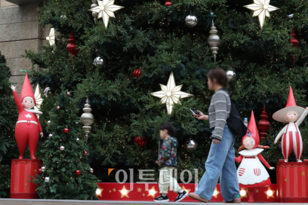 ▲31일 서울 중구 롯데백화점 본점 앞 명동 거리에서 관광객과 시민들이 화려한 크리스마스 장식 아래 연말 분위기를 즐기고 있다. 롯데백화점은 프랑스 일러스트레이터 나탈리 레테와 협업해 ‘스위트 홀리데이(Sweet Holidays)’를 주제로 크리스마스 장식을 선보이며 한 해의 위로와 응원의 메시지를 전했다. 고이란 기자 photoeran@