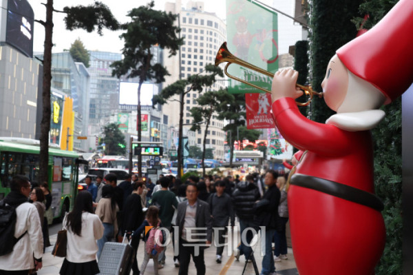 ▲31일 서울 중구 롯데백화점 본점 앞 명동 거리에서 관광객과 시민들이 화려한 크리스마스 장식 아래 연말 분위기를 즐기고 있다. 롯데백화점은 프랑스 일러스트레이터 나탈리 레테와 협업해 ‘스위트 홀리데이(Sweet Holidays)’를 주제로 크리스마스 장식을 선보이며 한 해의 위로와 응원의 메시지를 전했다. 고이란 기자 photoeran@
