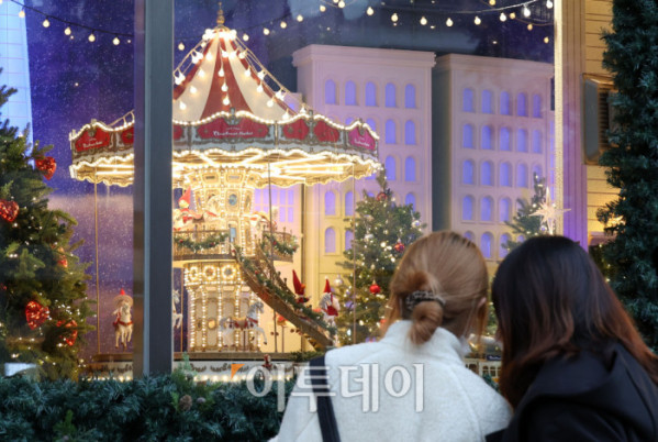 ▲31일 서울 중구 롯데백화점 본점 앞 명동 거리에서 관광객과 시민들이 화려한 크리스마스 장식 아래 연말 분위기를 즐기고 있다. 롯데백화점은 프랑스 일러스트레이터 나탈리 레테와 협업해 ‘스위트 홀리데이(Sweet Holidays)’를 주제로 크리스마스 장식을 선보이며 한 해의 위로와 응원의 메시지를 전했다. 고이란 기자 photoeran@