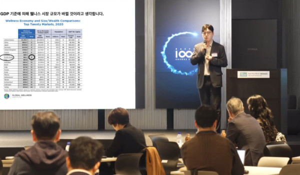 ▲가천대학교 스타트업칼리지가 주최한 ‘제12회 GCS THE Forum’에서 신재욱 헤세드릿지 대표가 ‘B2B 웰니스 비즈니스의 현장 전략’을 주제로 발표하고 있다. 그는 현장의 끈기를 강조하며 고객의 ‘진짜 소비하는 이유’를 찾아야 한다고 강조했다.