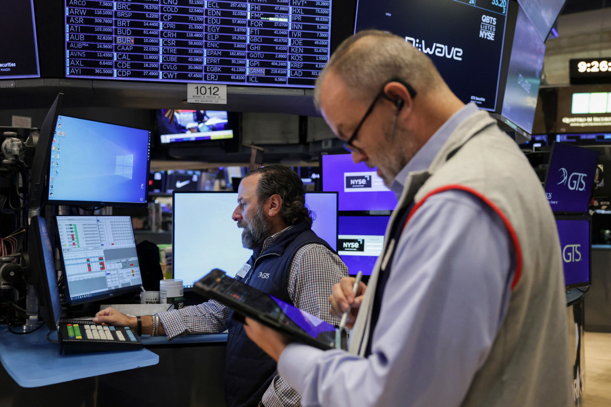 ▲뉴욕증권거래소(NYSE)에서 30일(현지시간) 트레이더들이 주가를 살피고 있다. 뉴욕/AFP연합뉴스