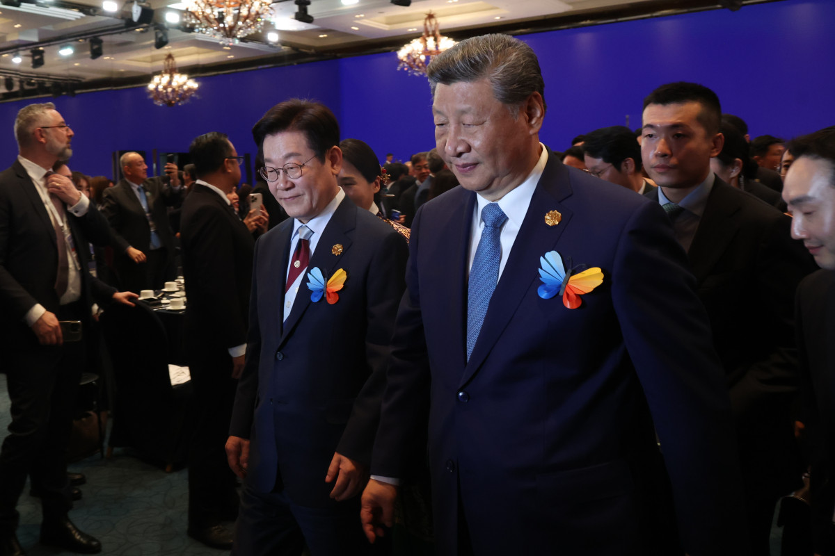 ▲이재명 대통령과 시진핑 중국 국가주석이 31일 경북 경주시 라한셀렉트호텔에서 열린 2025 아시아태평양경제협력체(APEC) 정상회의 갈라만찬에 참석한 뒤 함께 걸어나가고 있다.  (연합뉴스)