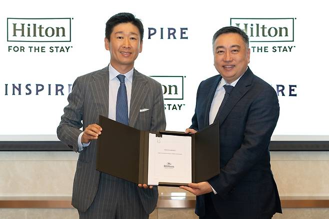 ▲첸 시(왼쪽) 인스파이어 사장과 클라렌스 탄 힐튼 아시아태평양 지역 개발 담당 수석 부사장이 기념 촬영을 하고 있다.  (사진제공=인스파이어리조트)