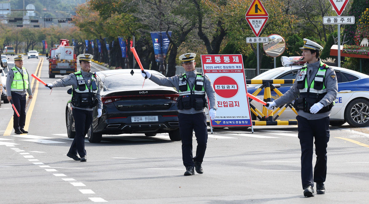 ▲2025 경주 아시아태평양경제협력체(APEC) 정상회의 주간이 시작된 27일 경북 경주시 한 도로에서 경찰이 APEC 정상회의장 등 주요 행사장이 있는 보문단지로의 통행을 전면 통제하고 있다. (사진=연합뉴스)