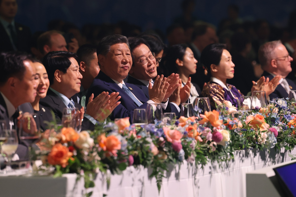 ▲이재명 대통령과 시진핑 중국 국가주석이 31일 경북 경주시 라한셀렉트호텔에서 열린 2025 아시아태평양경제협력체(APEC) 정상회의 환영 만찬에서 문화 공연을 관람하고 있다. (연합뉴스)