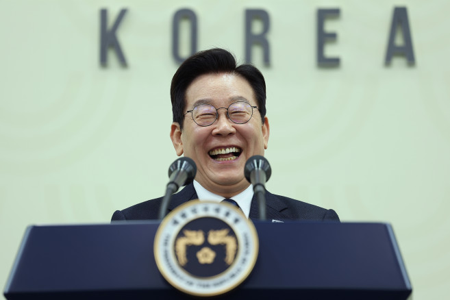 ▲이재명 대통령이 1일 경주화백컨벤션센터(HICO)에서 열린 2025 아시아태평양경제협력체(APEC) 정상회의 기자회견에서 함박웃음을 짓고 있다. (연합뉴스)