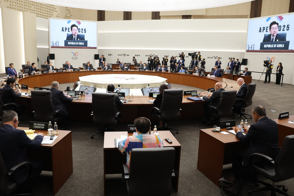 ▲<YONHAP PHOTO-1887> 이재명 대통령, APEC 정상회의 2세션 주재    (경주=연합뉴스) 특별취재단 = 이재명 대통령이 1일 경주화백컨벤션센터(HICO)에서 열린 2025 아시아태평양경제협력체(APEC) 정상회의 제2세션을 주재하고 있다. 2025.11.1    photo@yna.co.kr/2025-11-01 11:12:01/<저작권자 ⓒ 1980-2025 ㈜연합뉴스. 무단 전재 재배포 금지, AI 학습 및 활용 금지> (연합뉴스)