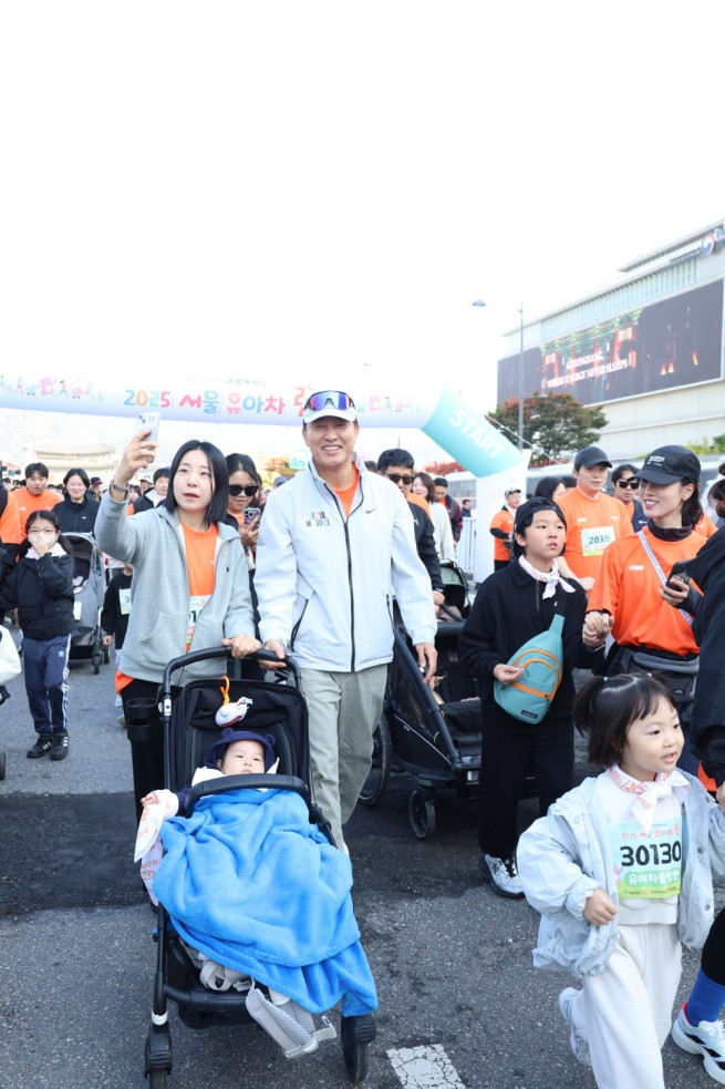 ▲오세훈 서울시장이 1일 오전 광화문광장에서 열린 '2025 서울 유아차 런' 참가자들과 함께 유아차를 끌며 세종대로를 걷고 있다. (사진제공=서울시)
