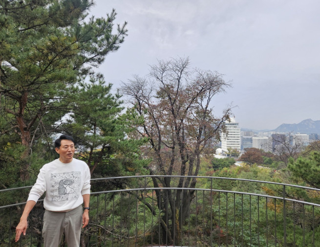 ▲오세훈 서울시장이 10월 31일 서울 남산 무장애길 전망대에서  설명하고 있다.  (사진=정용욱 기자 dragon@)