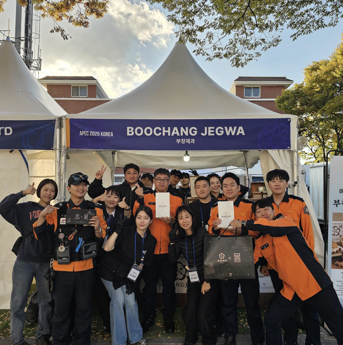 ▲부창제과가 경주 APEC 기간, ‘푸드스테이션’을 설치하고 경찰·소방관·자원봉사자 등 현장 근무 인력에게 호두과자를 수천 개 무료로 제공했다. (부창제과 인스타그램 캡처)