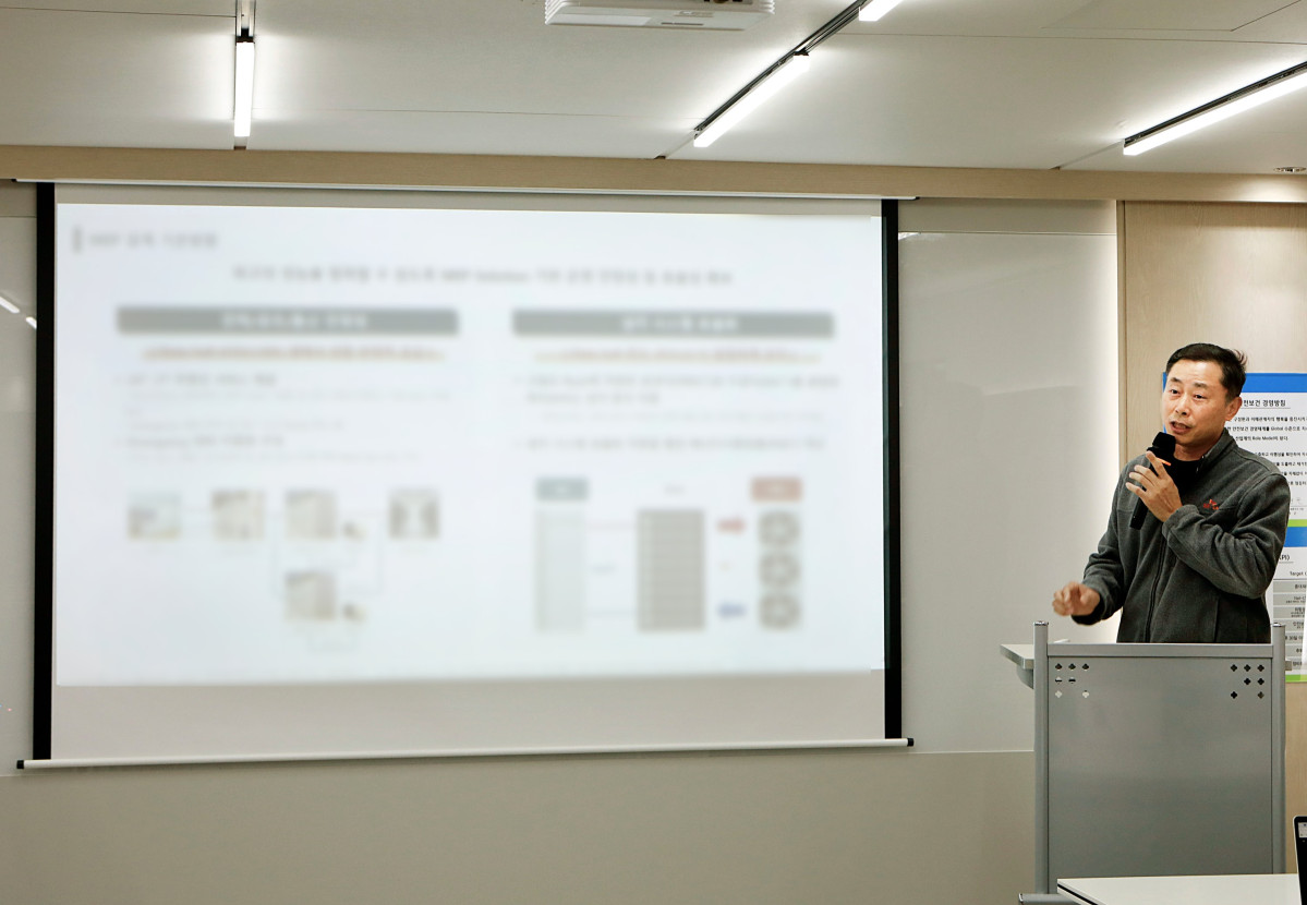 ▲이동규 SK에코플랜트 현장소장이 SK AI DC 울산 시공 관련 사안을 기자단에 브리핑하고 있다. (자료제공=SK에코플랜트)