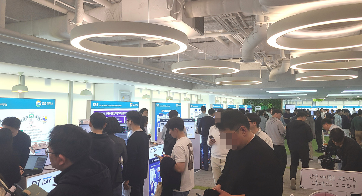 ▲지난달 31일 서울시 강남구 GS타워 본사 27층에서 열린 ‘'제3회 DT Day’에서 GS칼텍스 임직원들이 부스에서 업무 혁신 사례를 체험하고 있다. (손민지 기자 handmin@)