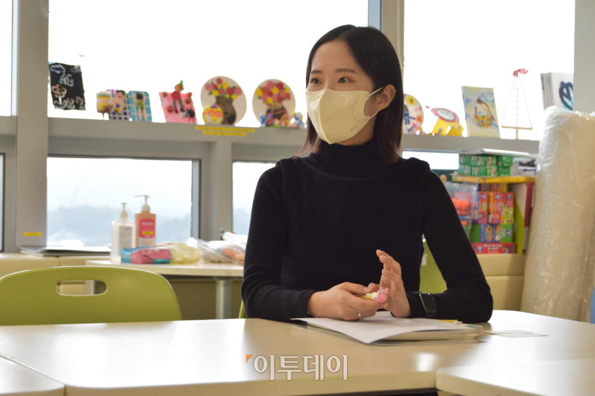 ▲10월 31일 서울 서초구 가톨릭대학교 서울성모병원 라파엘 어린이학교에서 장정수 사회복지사가 이투데이와 인터뷰를 진행하고 있다. (한성주 기자 hsj@)