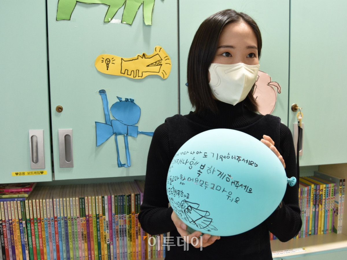 ▲10월 31일 서울 서초구 가톨릭대학교 서울성모병원 라파엘 어린이학교에서 장정수 사회복지사가 학생에게서 받은 풍선 편지를 소개하고 있다. (한성주 기자 hsj@)