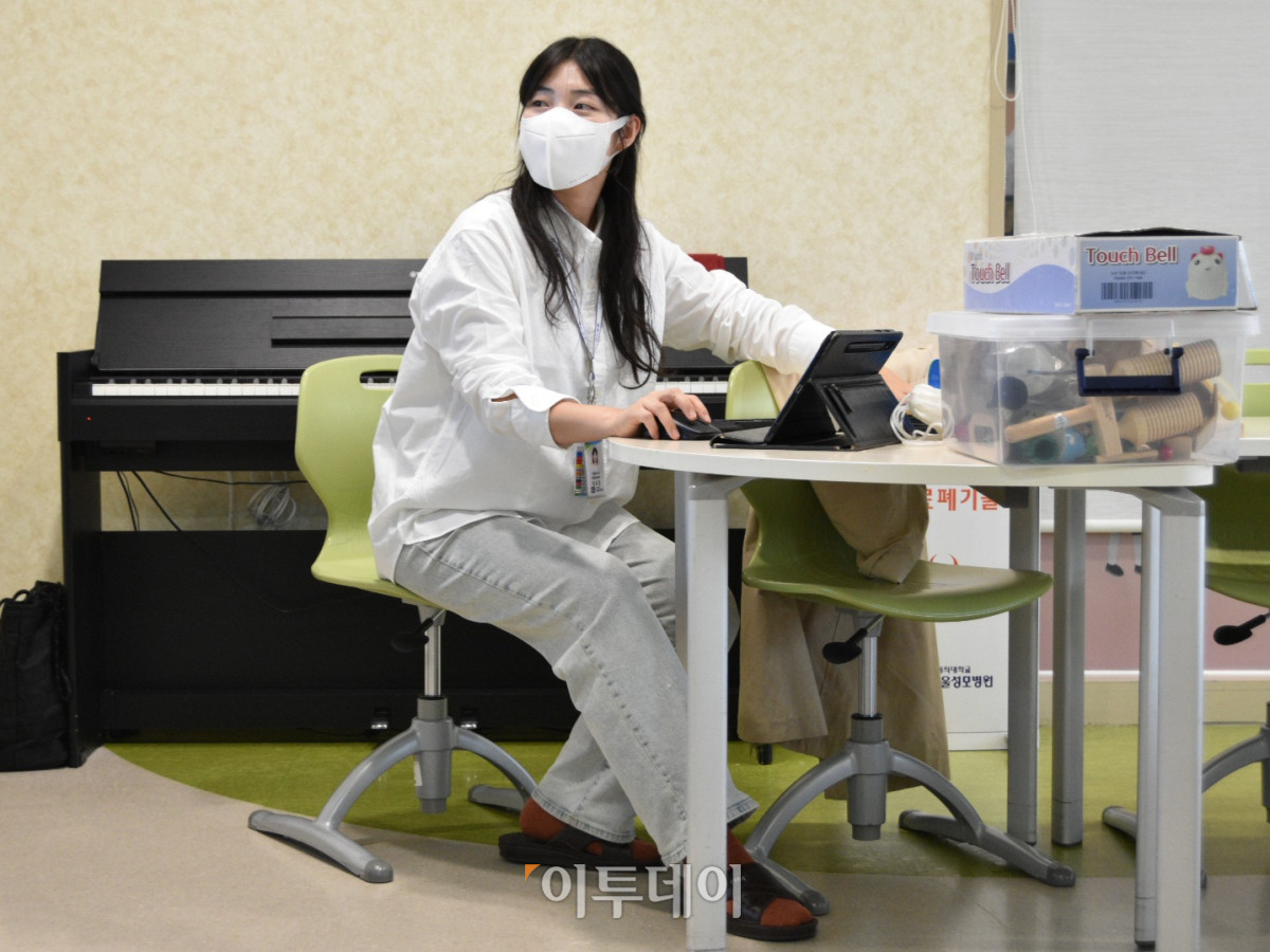 ▲10월 31일 서울 서초구 가톨릭대학교 서울성모병원 라파엘 어린이학교에서 임유진 강사(음악치료사)가 오후 2시에 시작되는 음악 수업을 위해 시청각 자료를 준비하고 있다. (한성주 기자 hsj@)