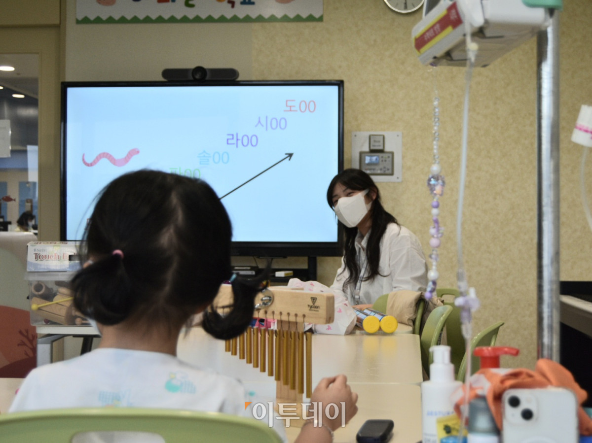 ▲10월 31일 서울 서초구 가톨릭대학교 서울성모병원 라파엘 어린이학교에서 소아혈액종양병동에 입원한 학생이 임유진 강사(음악치료사)의 음악 수업에 참여하고 있다. (한성주 기자 hsj@)