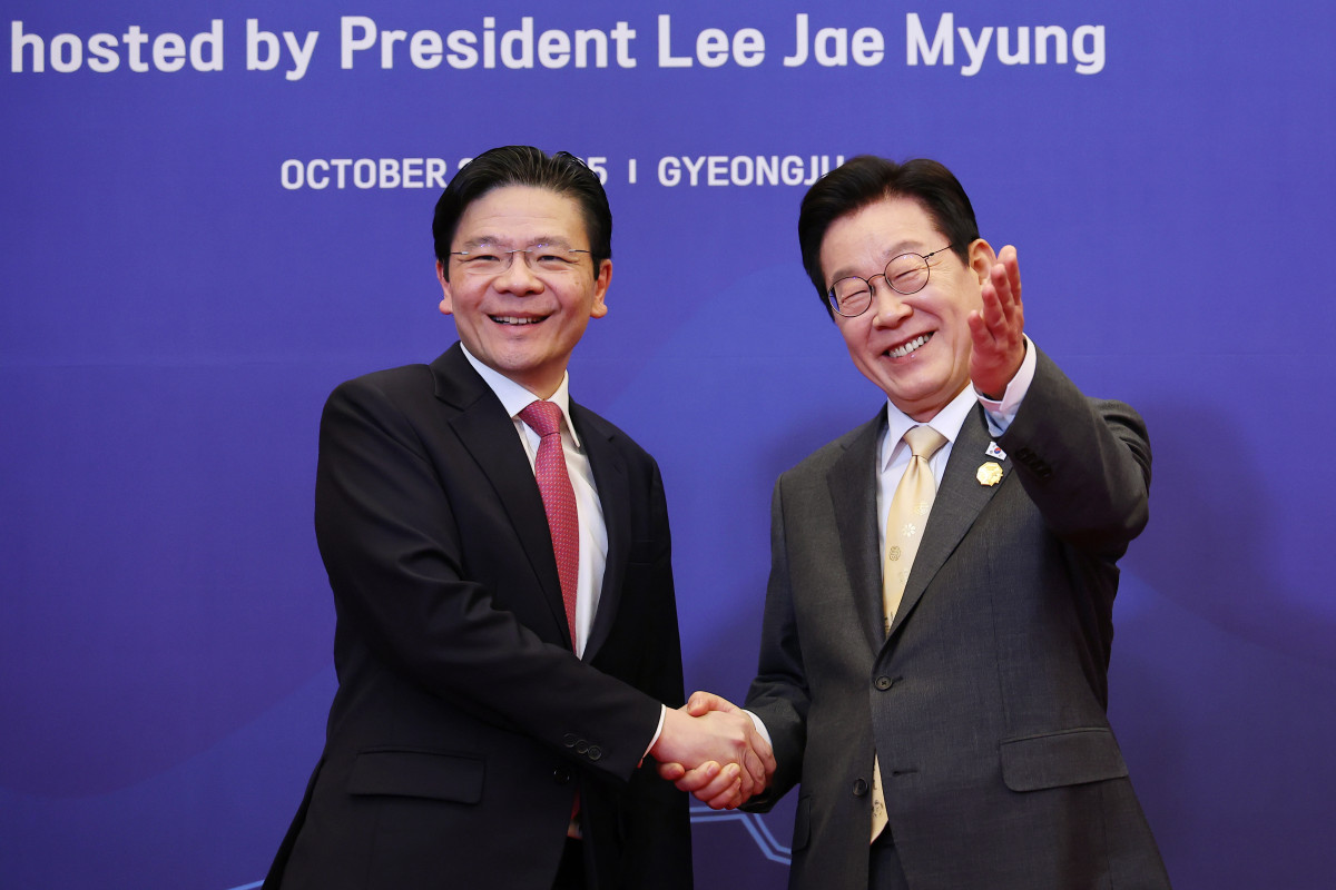 ▲이재명 대통령이 29일 경북 경주 힐튼호텔 그랜드볼룸에서 열린 대통령 주최 정상 특별만찬에서 로런스 웡 싱가포르 총리를 영접하고 있다. (대통령실통신사진기자단) 2025.10.29.  (뉴시스)