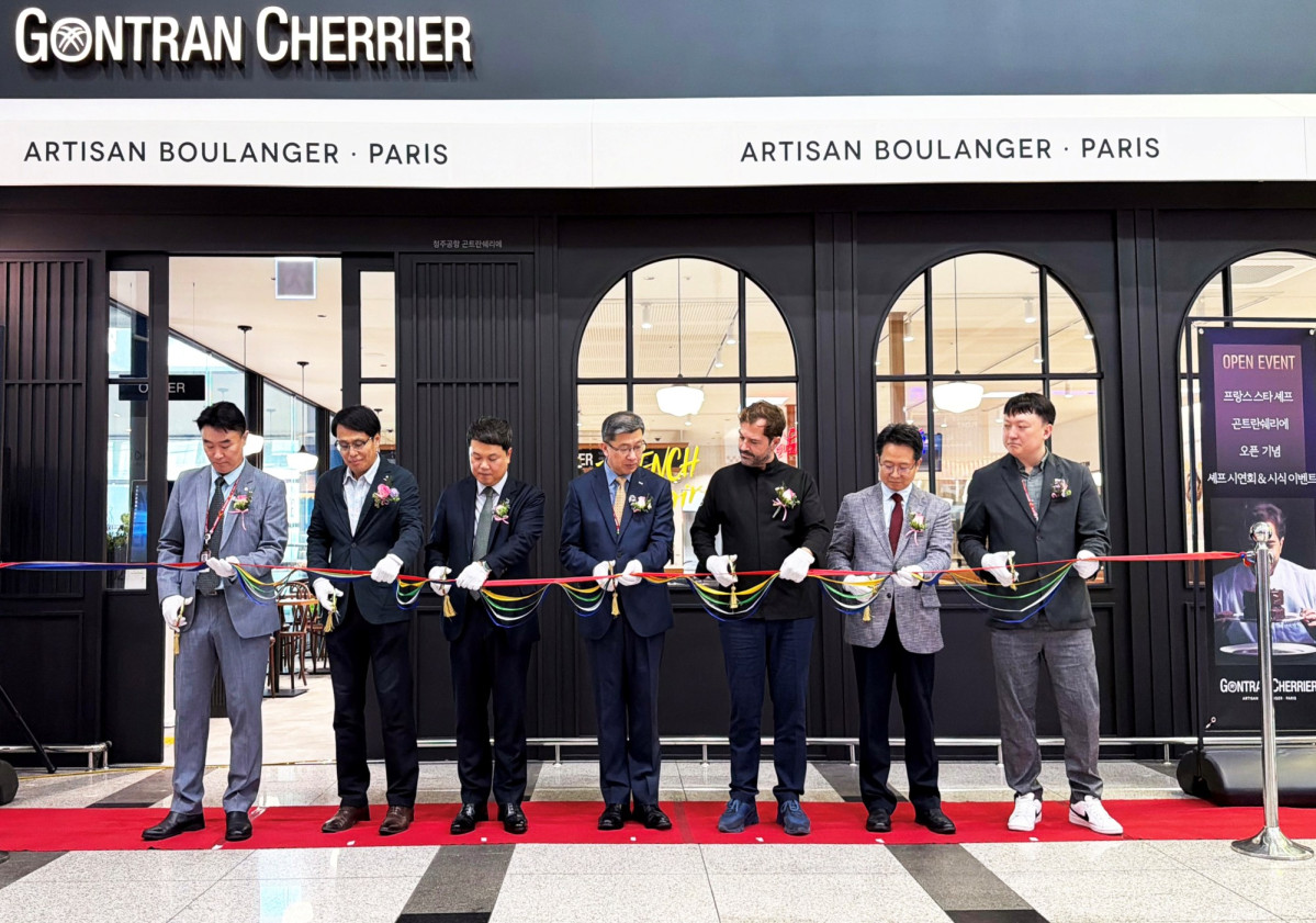 ▲이동훈 풀무원푸드앤컬처 대표(왼쪽 세 번째)가 지난달 24일 청주국제공항 내 국내 공항 최초로 입점한 ‘곤트란 쉐리에’ 매장 앞에서 프랑스 오너 파티시에 곤트란 쉐리에(사진 왼쪽 다섯 번째) 및 관계자들과 함께 입점을 축하하는 테이프 커팅식을 진행하고 있다. (사진제공=풀무원푸드앤컬)