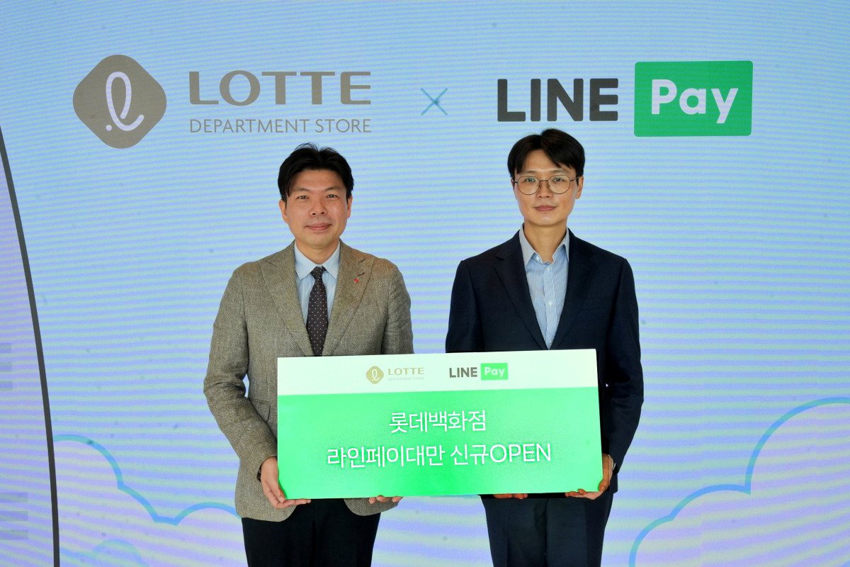 ▲(왼쪽부터) 박상우 롯데백화점 영업전략부문장과 오동빈 라인페이 대만 글로벌 사업 총괄 겸 라인페이플러스 CPO가 서울시 송파구 잠실동 롯데월드타워에서 열린 '라인페이 대만' 오픈 세레머니에서 기념촬영을 하고 있다. (사진제공=롯데백화점)