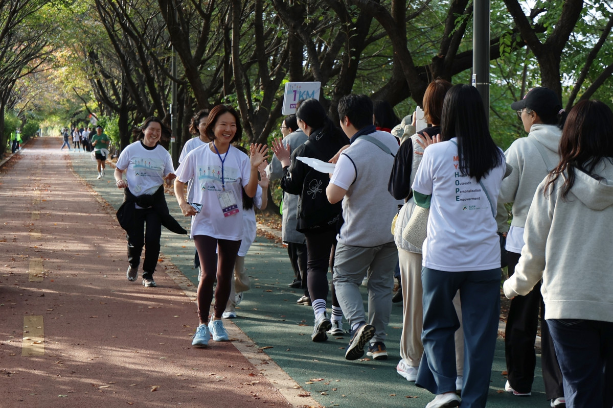 ▲서울아산병원 암병원은 지난 1일 국내 최초 젊은 암 생존자 통합지원 프로그램 'MY HOPE' 운동 크루 창단식을 서울아산병원에서 개최했다. 사진은 김희정 서울아산병원 유방외과 교수(왼쪽 맨앞)를 비롯해 암 환자와 암 환자의 가족, 친구 등으로 구성된 MY HOPE 크루원들이 서울아산병원 인근 성내천 뚝방길을 걷고 뛰며 서로를 응원하고 있다. (서울아산병원)