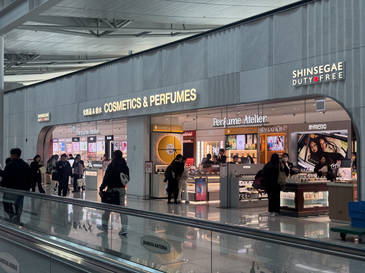 ▲인천공항 제2터미널에 들어선 신세계면세점의 화장품 향수 매장 전경 (사진=석유선 기자 heystone@)