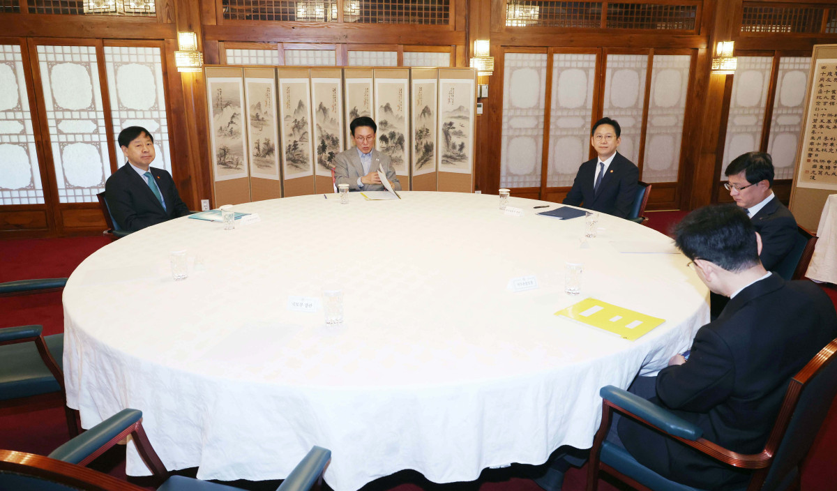 ▲김민석 국무총리가 2일 서울 종로구 총리공관에서 열린 제2회 ‘3+α(알파)’회의를 주재하고 있다. 신태현 기자 holjjak@