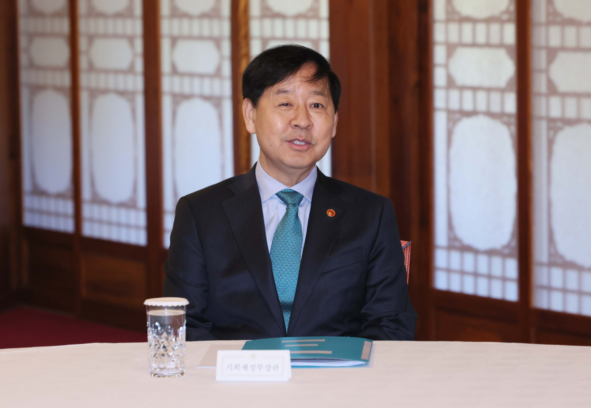 ▲구윤철 부총리 겸 기획재정부 장관이 2일 서울 종로구 총리공관에서 열린 제2회 ‘3+α(알파)’회의에서 발언하고 있다. 신태현 기자 holjjak@