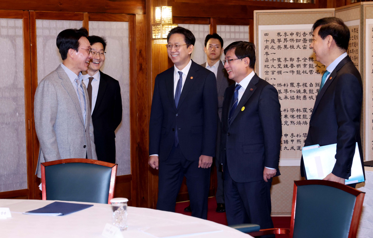 ▲김민석(왼쪽부터) 국무총리, 윤창렬 국무조정실장, 배경훈 부총리 겸 과학기술정보통신부 장관, 김성환 기후에너지환경부 장관, 구윤철 부총리 겸 기획재정부 장관이 2일 서울 종로구 총리공관에서 열린 제2회 ‘3+α(알파)’회의에 앞서 대화하고 있다. 신태현 기자 holjjak@