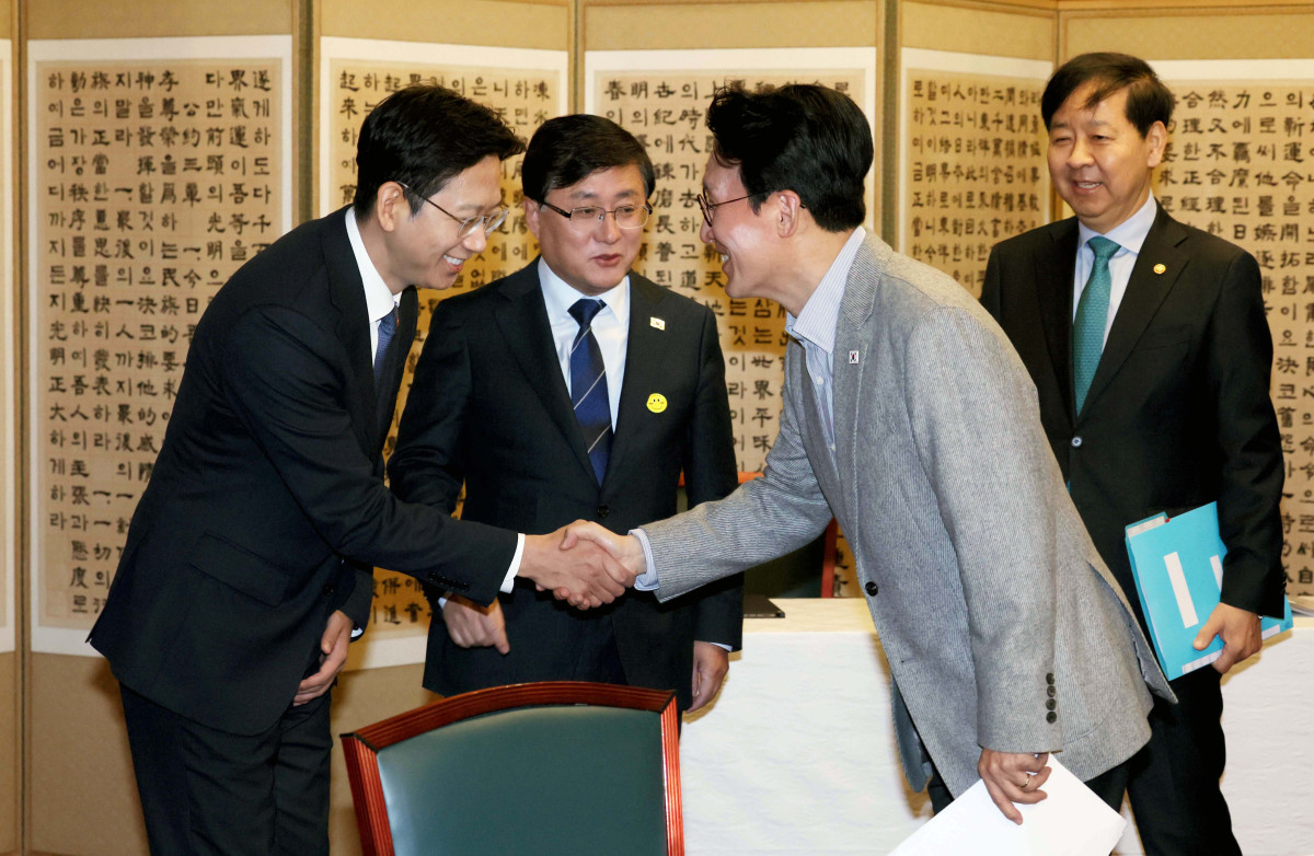 ▲김민석(오른쪽) 국무총리와 배경훈 부총리 겸 과학기술정보통신부 장관이 2일 서울 종로구 총리공관에서 열린 제2회 ‘3+α(알파)’회의에서 인사하고 있다. 신태현 기자 holjjak@