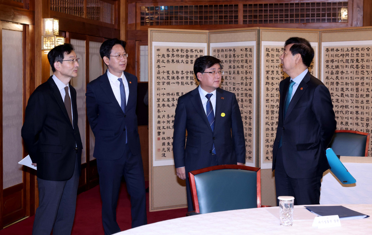 ▲윤창렬(왼쪽부터) 국무조정실장, 배경훈 부총리 겸 과학기술정보통신부 장관, 김성환 기후에너지환경부 장관, 구윤철 부총리 겸 기획재정부 장관이 2일 서울 종로구 총리공관에서 열린 제2회 ‘3+α(알파)’회의에 앞서 대화하고 있다. 신태현 기자 holjjak@