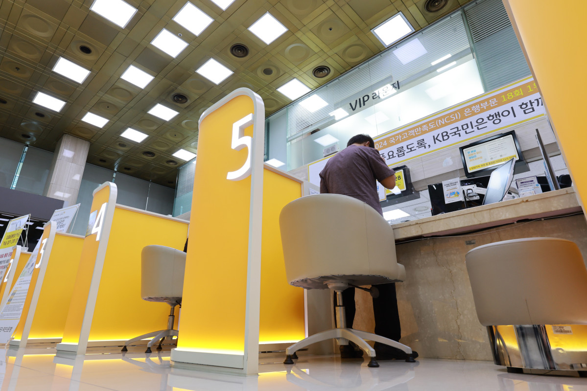 ▲서울 시내 시중은행을 찾은 시민이 창구에서 상담 받는 모습. (사진=연합뉴스)