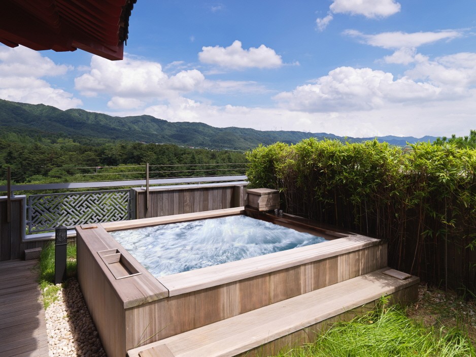 ▲경주 코오롱호텔 '자미원'에 마련된 야외 자쿠지  (사진제공=코오롱호텔)