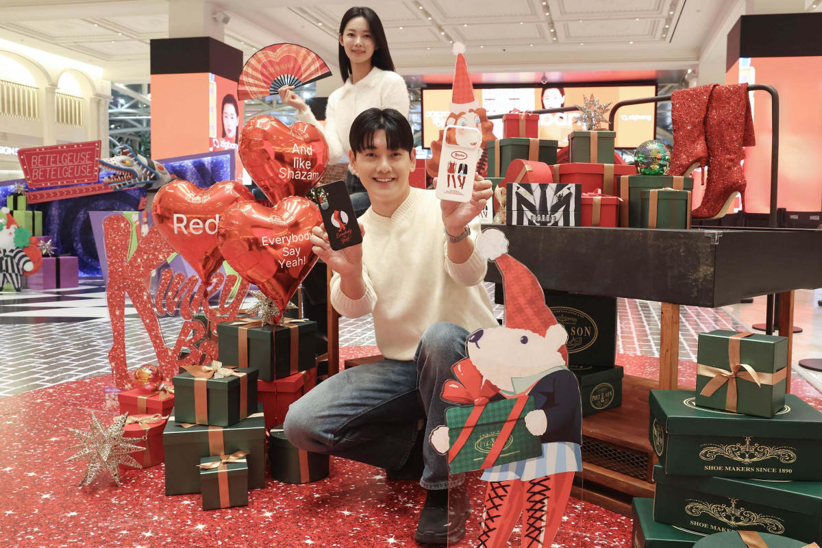 ▲신세계백화점 모델들이 2일 강남점 1층 오픈스테이지 '씨뮤 산타즈의 선물공장' 팝업 스토어에서 굿즈를 소개하고 있다. (사진제공=신세계백화점)