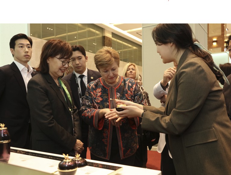 ▲LG생활건강 '더후' 부스를 방문한 크리스탈리나 게오르기에바 국제통화기금(IMF) 총재가 제품을 체험해보고 있다. (사진제공=LG생활건강)