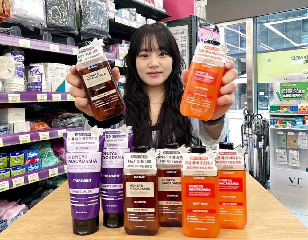 ▲편의점 CU가 업계 최초로 프리미엄 퍼스널 케어 브랜드 ‘쿤달(KUNDAL)’과 손잡고 편의점용 헤어·바디 상품을 출시했다. (사진제공=BGF리테일)