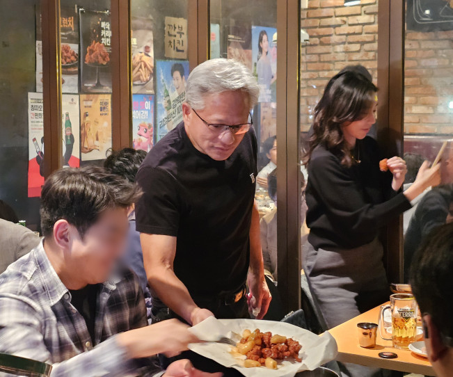 ▲젠슨 황 엔비디아 최고경영자가 지난달 30일 서울 삼성동 한 치킨집에서 이재용 삼성전자 회장, 정의선 현대차그룹 회장과 치맥 회동을 하던 중 다른 손님들에게 치킨을 나눠주고 있다.  (연합뉴스)
