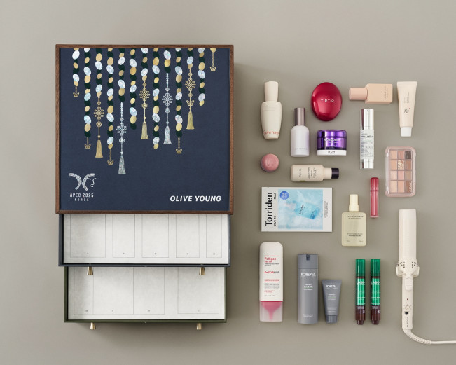 ▲CJ올리브영이 'APEC 2025 KOREA' 기간 제공한 각 회원 정상 공식 선물 'The Best K-Beauty Selection' 및 정부 대표단 등 기념품 세부 이미지.  (사진제공=CJ올리브영)