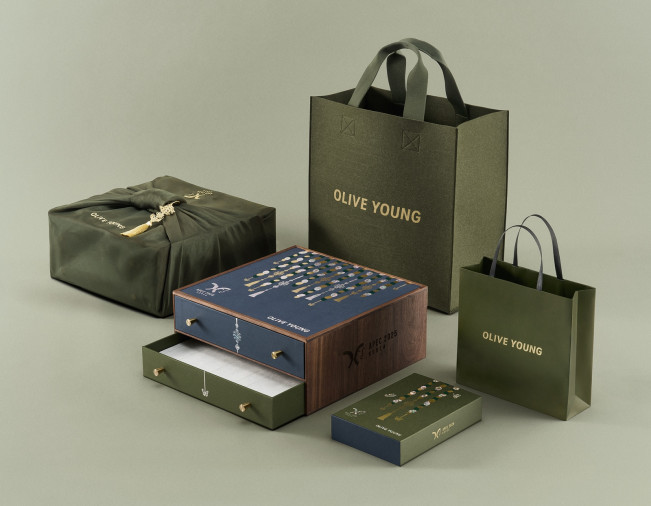 ▲CJ올리브영이 'APEC 2025 KOREA' 기간 제공한 각 회원 정상 공식 선물 'The Best K-Beauty Selection' 및 정부 대표단 등 기념품 이미지. (사진제공=CJ올리브영)