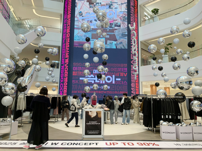 ▲스타필드 수원에서 진행하는 W컨셉 클리어런스 팝업스토어. W컨셉은 쓱데이 기간 동안 온·오프라인에서 인기 상품을 최대 90%까지 할인 판매하는 '패션 클리어런스' 행사를 진행하며 W컨셉 클리어런스 팝업스토어를 운영, 디자이너 브랜드와 수입 브랜드 등의 제품을 할인된 가격에 제공한다. (사진제공=신세계그룹)
