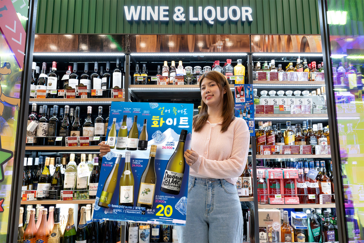 ▲세븐일레븐은 겨울에도 시원한 화이트 와인을 즐기는 트렌트에 맞춰 11월 한 달 간 '얼어 죽어도 화이트 와인'을 테마로 한 화이트와인 기획전을 진행한다. (사진제공=코리아세븐)