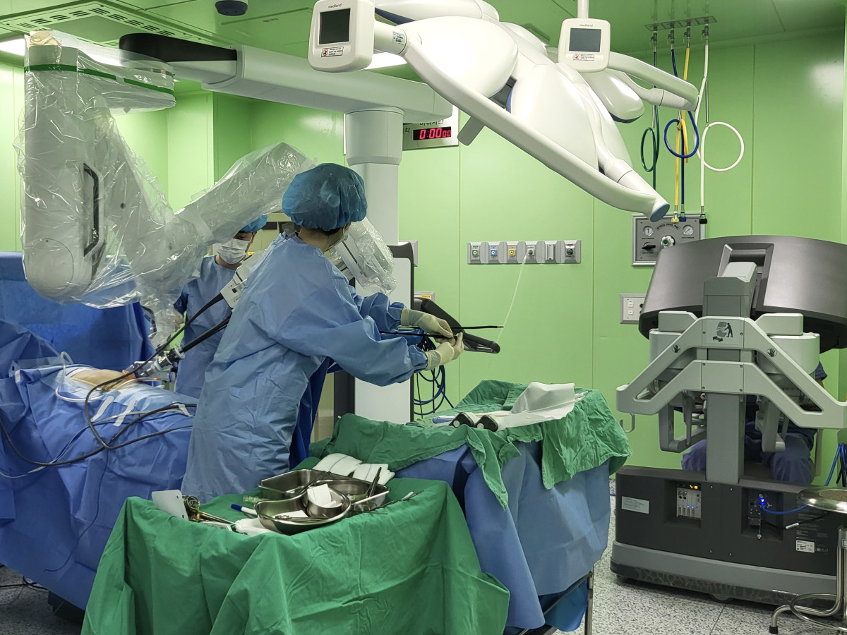 ▲부산 온병원 의료진이 다빈치 SP 로봇수술을 집하고 있다. (사진제공=온병원)