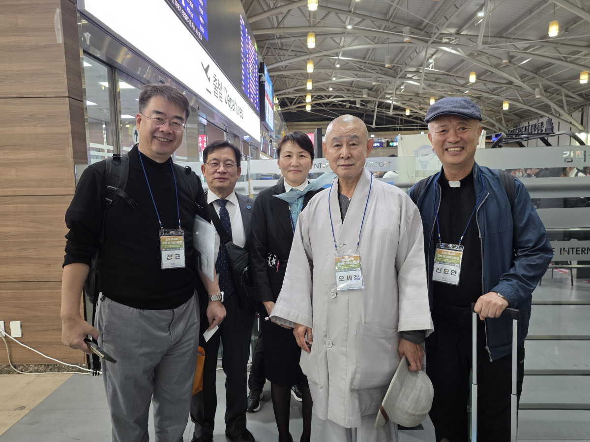 ▲국제종교연합 이사진들이 출국전 기념사진을 찍고 있다.  (사진출처=국제종교연합)